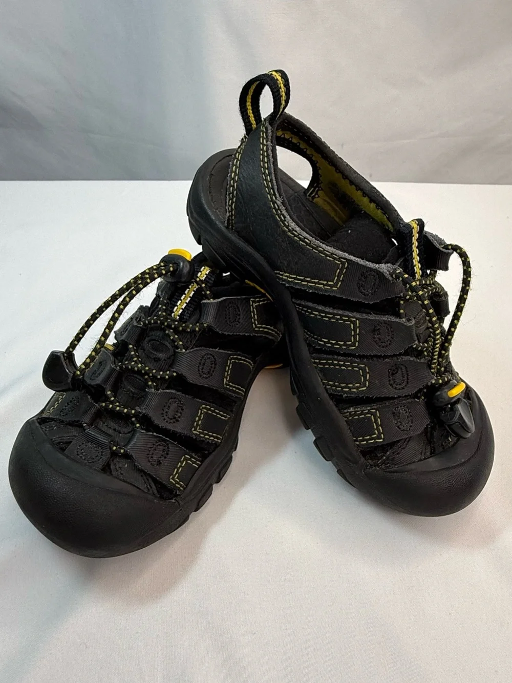 Keen Newport Kids Boys Size 11 Waterproof Black Sandals Yellow Accents VGUC/EUC